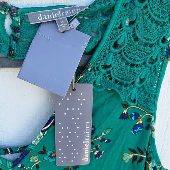 NWT Daniel Rainn Sleeveless Shirt, Green‎ Floral, Back Cut Out, V Neck, Sz 1X - Picture 4 of 8